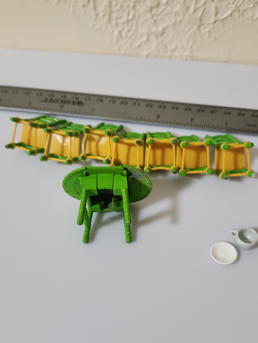 Vintage 1980s Mattel "The Littles" die-cast metal dollhouse furniture pieces - Picture 2 of 16